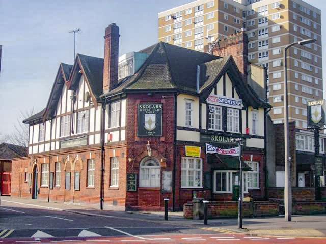 The Seven Oaks was situated at 96 White Hart Lane. This pub was known as Skolars Sports Bar at time of closure.
Wood Green