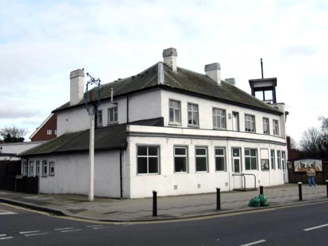 The Silver Lady was situated at 384 West Green Road. This pub was previously known as The Fox and is now used as a community centre. South Tottenham